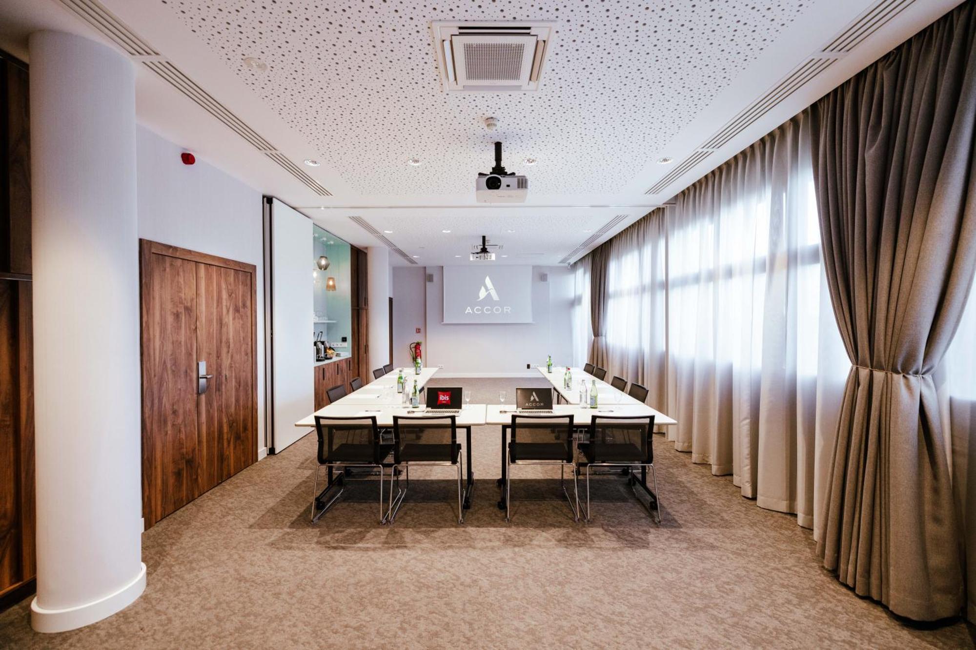 Ibis Luxembourg Aeroport 3*